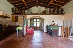 O bucătărie sau chicinetă la Il Nido - Private villa with pool and jacuzzi