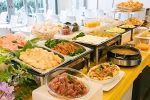 een buffet lijn met veel verschillende soorten eten bij Hotel Nanvan Hamanako in Kosai