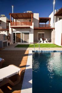 Bazén v ubytování Villa Kapheira nebo v jeho okolí