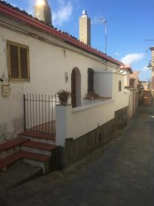 een wit gebouw met een trap naast een straat bij Il rifugio di Crucoli in Crucoli