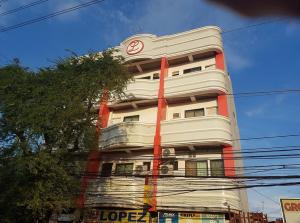 een gebouw met een bord aan de zijkant bij N&J Lopez Lodging House in Manilla