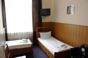 Postel nebo postele na pokoji v ubytování Hotel-Pension Rheingold am Kurfürstendamm