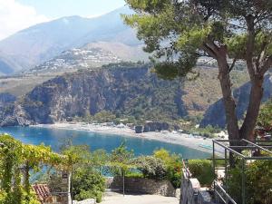 - une vue sur une étendue d'eau avec une plage dans l'établissement La Dimora Del Nonno Marinaio, à San Nicola Arcella