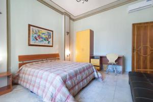 レッチェにあるLa Maison Del Baroccoのベッドルーム1室(ベッド1台、デスク、椅子付)