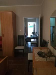 sala de estar con mesa y comedor en Apartmani Cuce, en Kotor