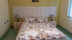 A bed or beds in a room at Aheloy Apartments Még 37 kép