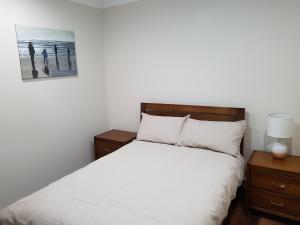 um quarto com uma cama e uma fotografia na parede em Jasper Place em Brisbane