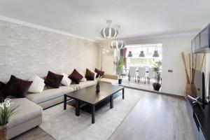sala de estar con sofá y mesa en Luxury Apartment In Marbella en Marbella