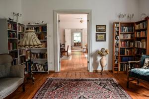 una sala de estar con estanterías llenas de libros en Maras Manor, en Turlava
