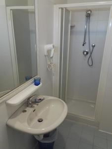 A bathroom at Hotel Galf