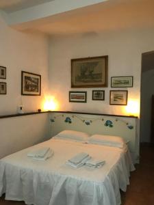 una camera da letto con un letto e asciugamani di Antica Dimora a Monteroni dʼArbia