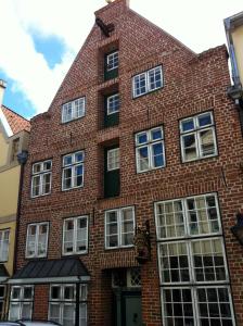 un edificio de ladrillo rojo con muchas ventanas. en Altstadt Apartments, en Lüneburg