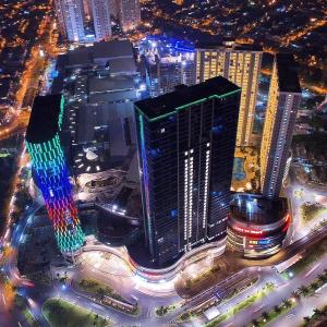 una vista aérea de una ciudad por la noche en Tanglin Mansion Apartment - Pakuwon Mall, en Surabaya