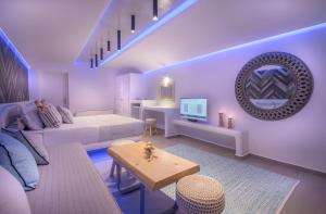 Ένα ή περισσότερα κρεβάτια σε δωμάτιο στο Secret Legend Suites
