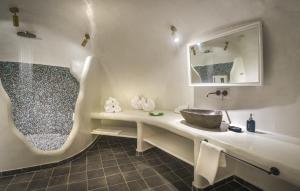 Ένα μπάνιο στο Secret Legend Suites