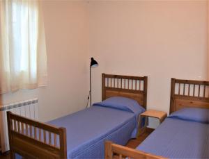 Un dormitorio con dos camas y una ventana. en Quinta da Aurora, en Évora