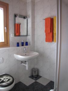 Et badeværelse på Hotel-Restaurant le Relais Panoramique