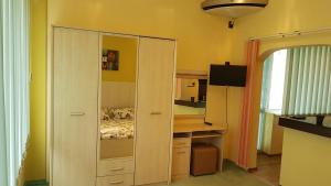 A kitchen or kitchenette at Aheloy Apartments