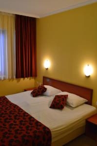 2 letti in camera d'albergo con 2 cuscini di Stankoff Hotel a Nesebar