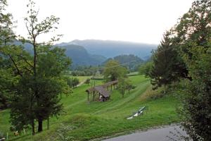 una pequeña cabaña en una colina al lado de una carretera en Apartment Visak en Bled