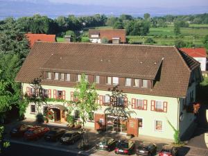 una grande casa con macchine parcheggiate di fronte di Gasthaus zum Rebstock a Kressbronn am Bodensee