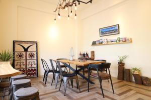- une salle à manger avec une table et des chaises dans l'établissement Cozy Green Guesthouse, à Taïtung