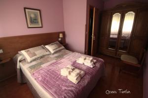 a bedroom with a bed with two towels on it at Casa Terán in Oviñana