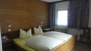 a bedroom with a large white bed with a window at Appartement Neumann in Finkenberg