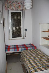 a small room with a bed and a window at Appartamento Prima Fila mare in Cupra Marittima