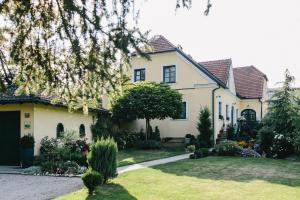 a large white house with a yard at Gästehaus Annemaria in Retz