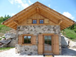 トゥエンノにあるChalet al Montの木造屋根の家