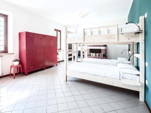 Bunk bed o mga bunk bed sa kuwarto sa Cascina La Goliarda