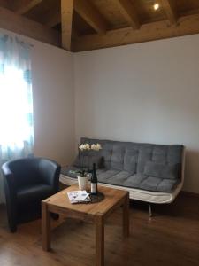 uma sala de estar com um sofá e uma mesa de centro em Weingut Hans Bausch em Hattenheim