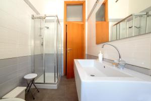 Koupelna v ubytování Ponte Tiberio Apartment + 33 fotografií