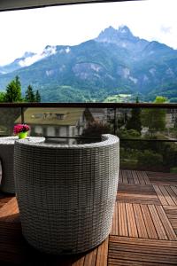 サランシュにあるAppartement au pied du Mont-Blanc !の山の景色を望むバルコニー(テーブル付)