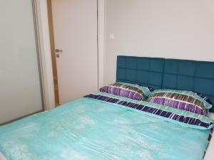 ヤンタルにあるApartament Jantarの青いベッド(枕2つ付)