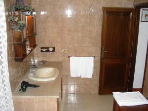 y baño con lavabo y espejo. en Agriturismo Da Paola, en Marsiliana