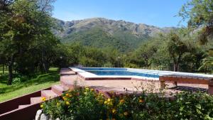 The swimming pool at or close to Cabañas de los Comechingones