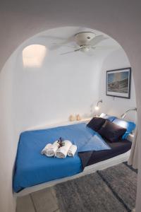Postel nebo postele na pokoji v ubytování Ifestio Villas Oia + 37 fotografií