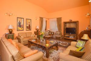 A seating area at Villa nevada -20 min da Roma