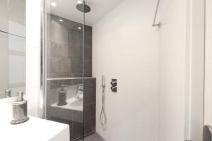 ein Bad mit einer Dusche und einem Waschbecken in der Unterkunft Guesthouse Prinsencanal 2 in Amsterdam