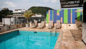 uma piscina no telhado de um edifício em Copacabana Mar Hotel no Rio de Janeiro