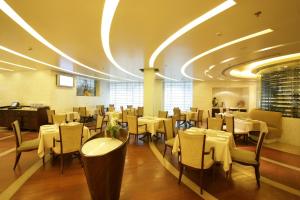 a dining room with tables and chairs in a restaurant at Jaypee Siddharth in New Delhi