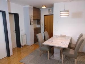 Kuchyňa alebo kuchynka v ubytovaní Apartman Luna near Zagreb Airport