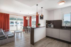 Una cocina o zona de cocina en Typic Oasis Sa Tanca