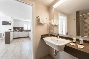 un baño con lavabo y espejo en Typic Oasis Sa Tanca, en Cala Llonga
