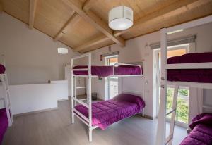 Poschodová posteľ alebo postele v izbe v ubytovaní Albergue As Pedreiras