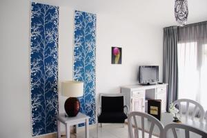 sala de estar con papel pintado de color azul y blanco en Apartamentos Royal Life, en Mahón