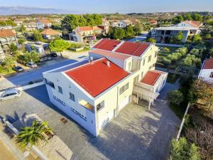 an overhead view of a white house with a red roof at Apartments Glavan in Privlaka