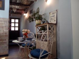 ヴァード・リーグレにあるContrada casa vacanzeの廊下のテーブルと椅子